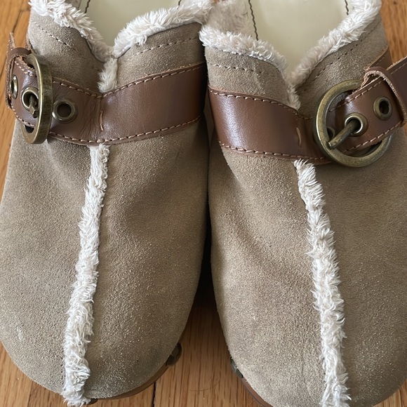 EUC Franco Sarto Woman’s Size 8.5 Medium Tan Suede Clogs W/Buckle Design - Picture 5 of 8